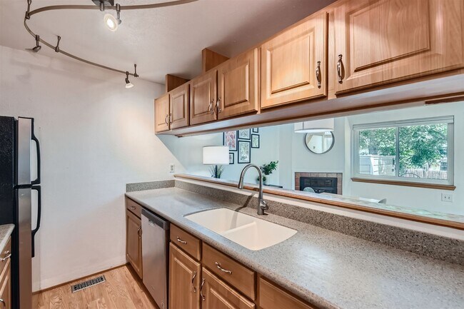 Building Photo - Cozy 2 BDR Furnished Townhome in Prime Lou...
