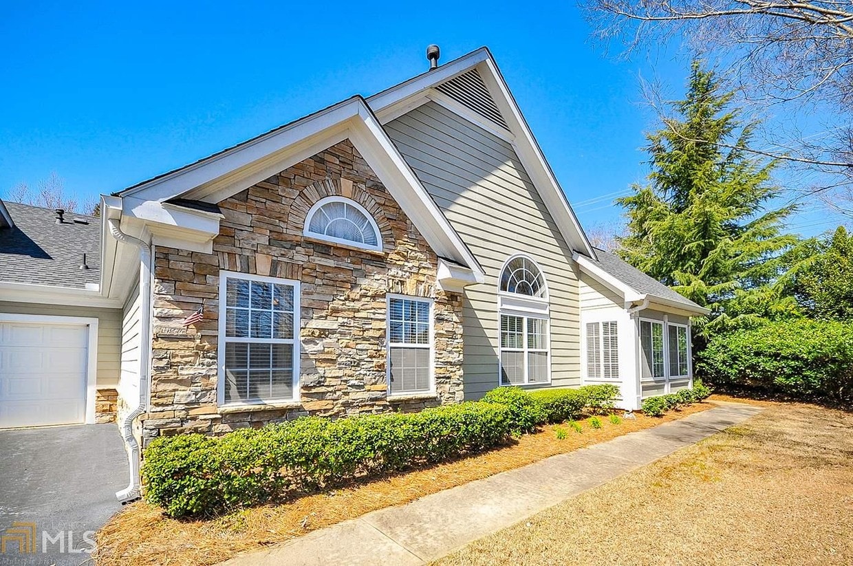 Primary Photo - 100 Village Ln