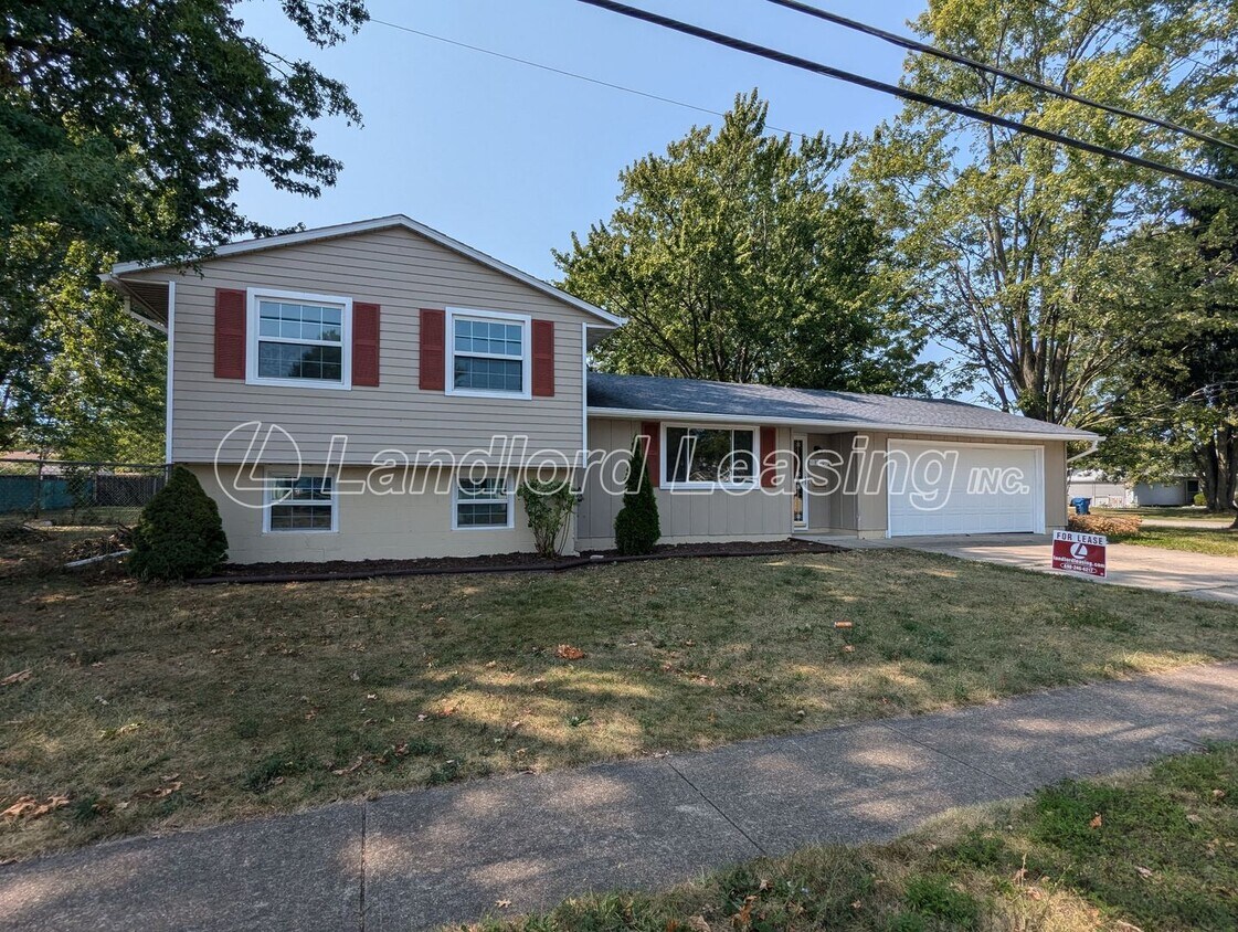 Primary Photo - Freshly Updated Split Level Home with 2 Ca...
