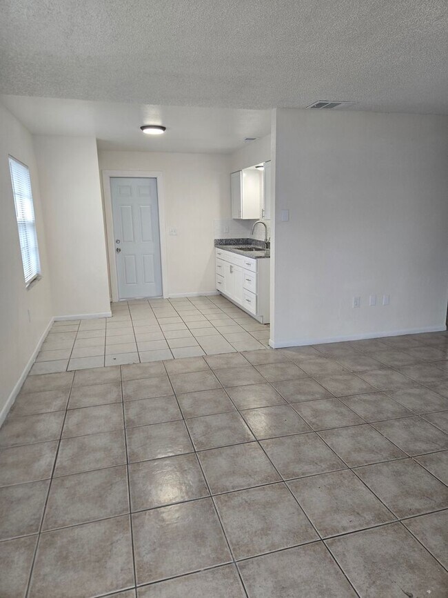 Foto del edificio - 2 BEDROOM, 1 BATH APARTMENT HOME - PINELLAS PARK