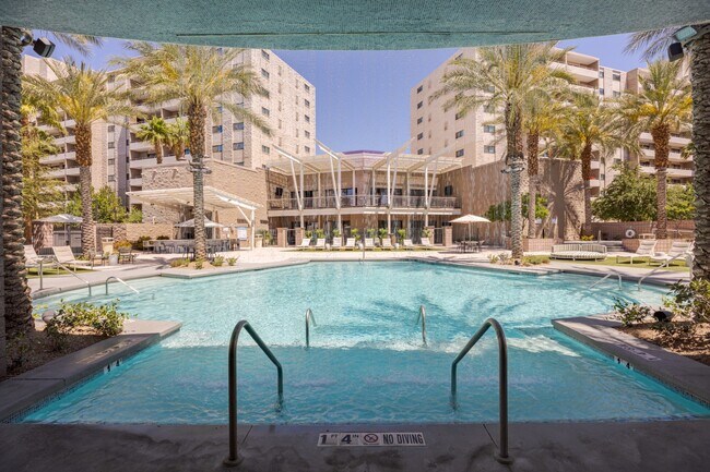 Piscina estilo resort en The Rays at Vegas Towers en Las Vegas, NV 89119 - The Rays at Vegas Towers
