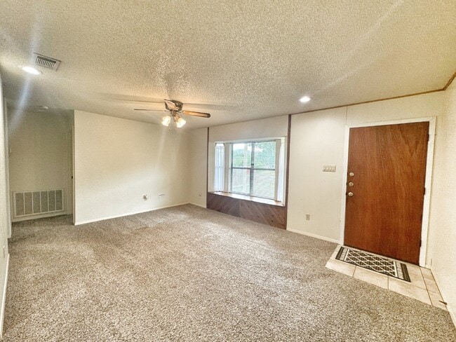Building Photo - "Charming 2-Bedroom, 1-Bath in Horseshoe F...