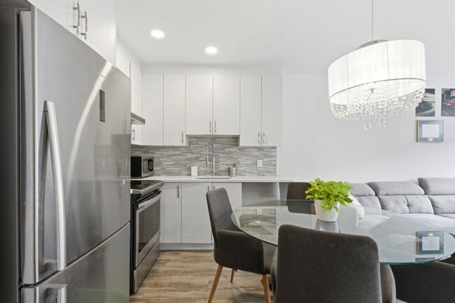 Building Photo - 2560 Rue Bossuet