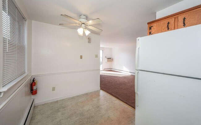 Building Photo - 317 W Poplar St