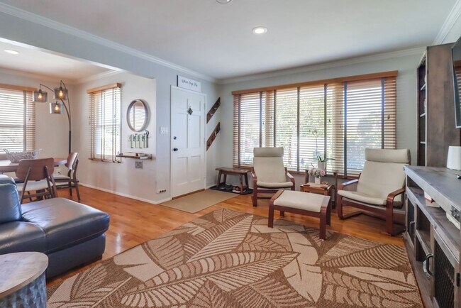 Building Photo - ***VACATION HOME AVAILABLE FROM FEBRUARY 1ST- OCTOBER 31ST*** MONTH TO MONTH