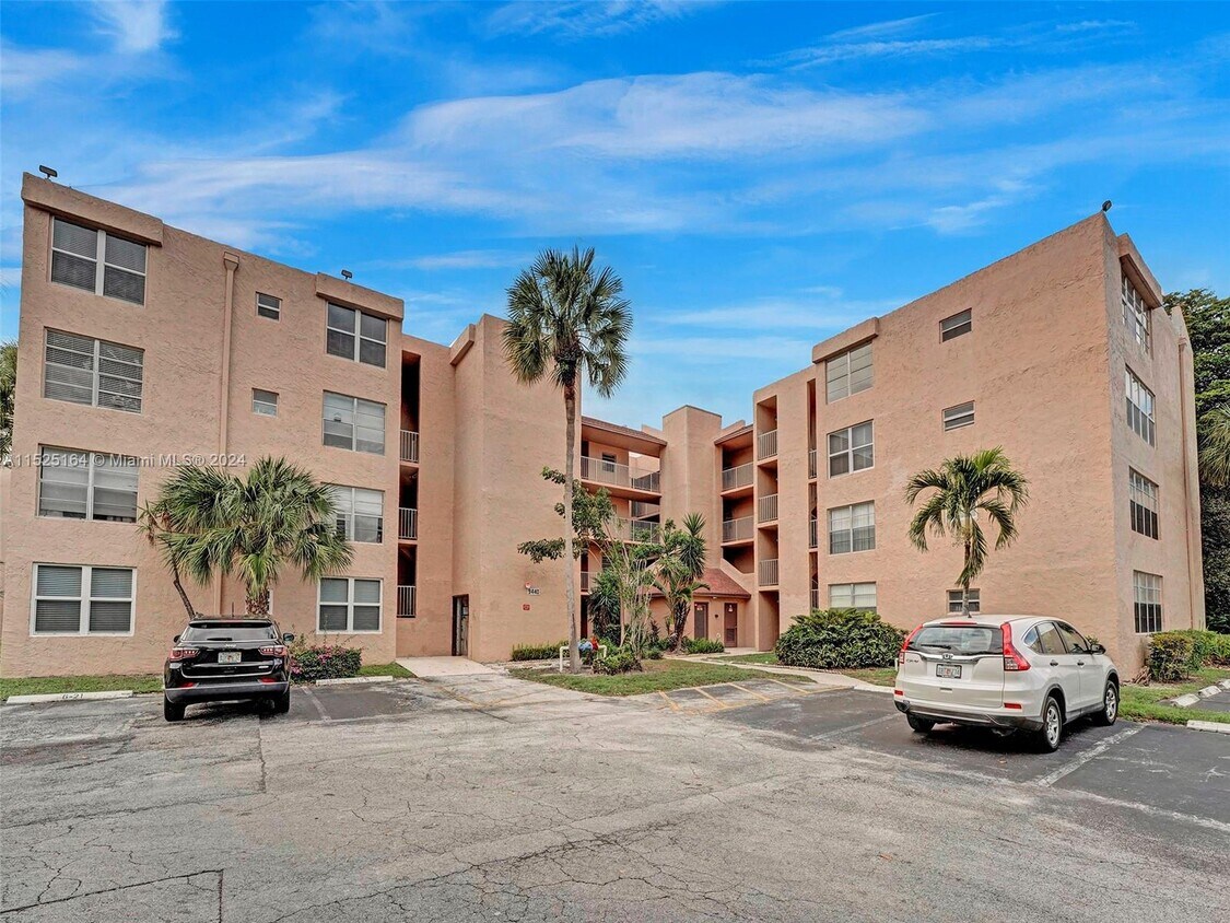 Primary Photo - 9440 Live Oak Plz