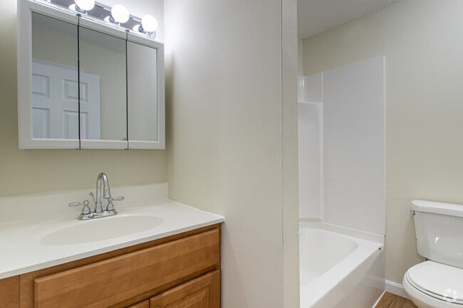 1HAB, 1BA, 625 ft² - Carlyle House Apartments