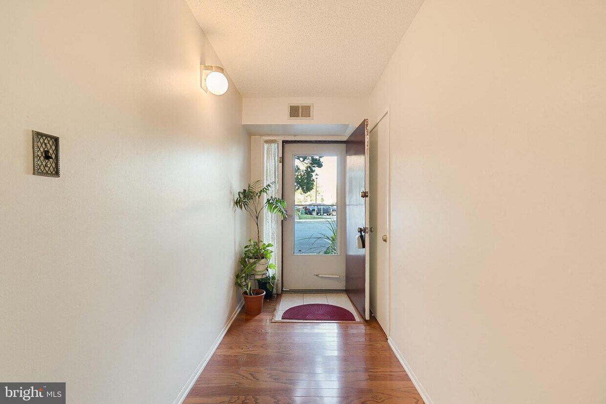 Foto principal - 5780 Village Green Dr