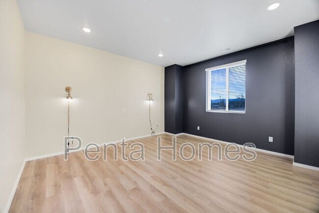 Building Photo - 563 Vicot Wy