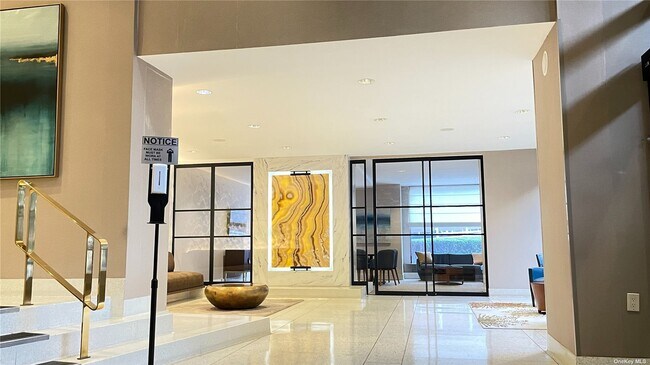 Foto del edificio - 66-36 Yellowstone Blvd