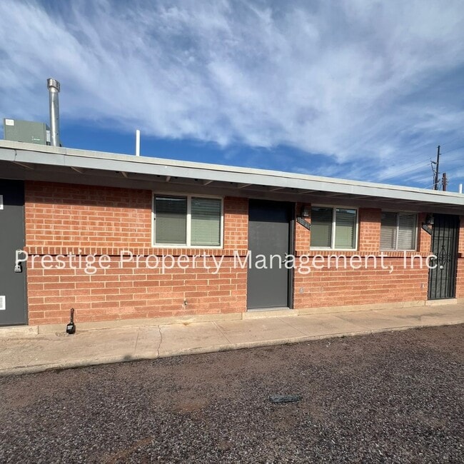 1/1 Remodeled Triplex Across from the UofA! - 1/1 Remodeled Triplex Across from the UofA! Townhome