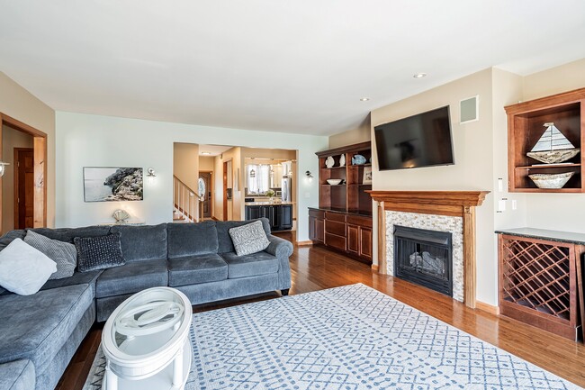 Livingroom gas fireplace and wet bar - 18 Halsey Dr