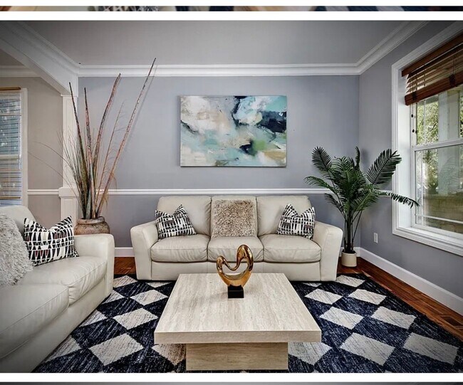 Foto del edificio - * FULLY FURNISHED * -3 levels, 7 bedrooms , lower level apartment with separate entrance *Home ba...