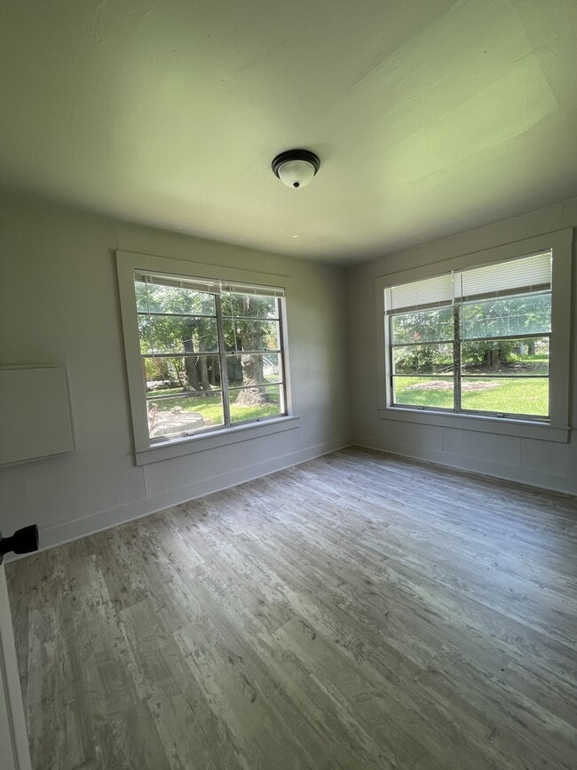 Building Photo - 223 S Ash