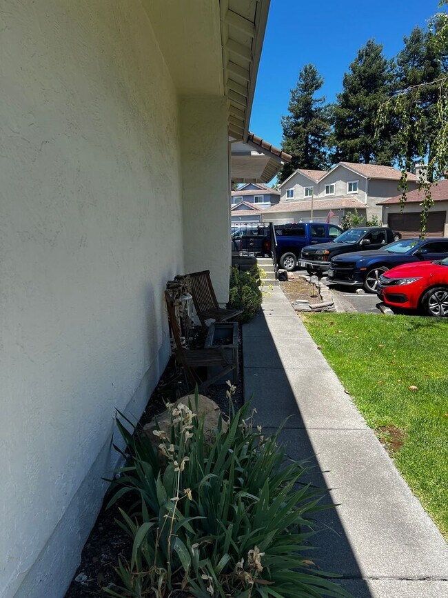 Foto del edificio - Modern 3 Bed / 2 Bath End Unit Home for Re...
