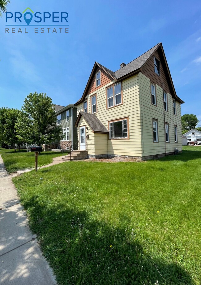 Building Photo - 606 Menomonie St