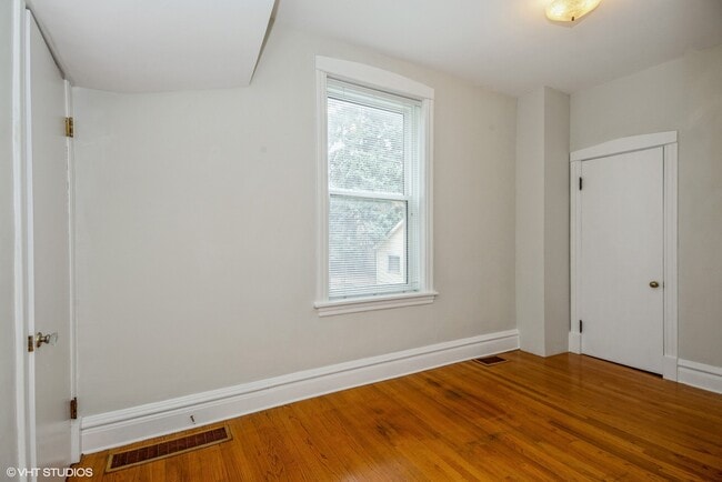 Building Photo - 1642 W Berwyn Ave