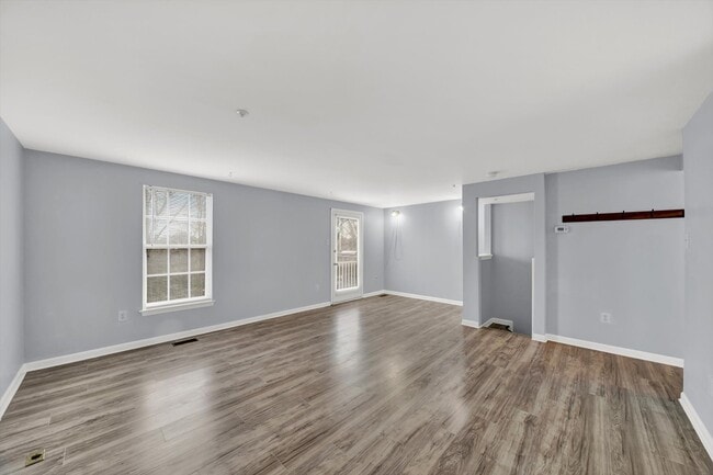Building Photo - 927 Pirates Ct