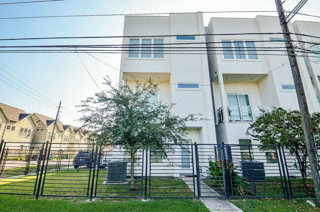 Photo - 2103 Engelmohr St Townhome