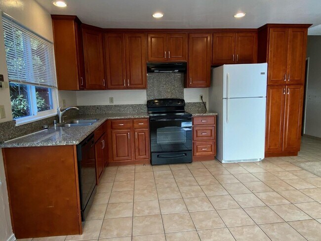 Building Photo - 33941 MacMillan Way
