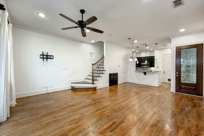 Building Photo - 931 W 23rd St