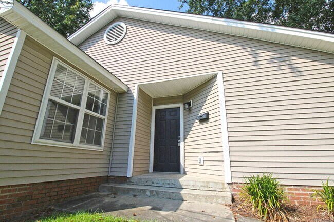 Foto del edificio - Available for Move-In July 20th ! 3 Bedroo...