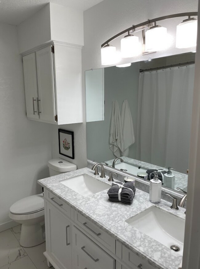 Foto del edificio - For Rent: Beautifully Remodeled 2 Bed, 2 B...