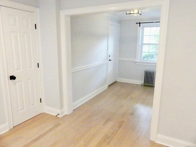 Building Photo - 10 Clarmore Dr