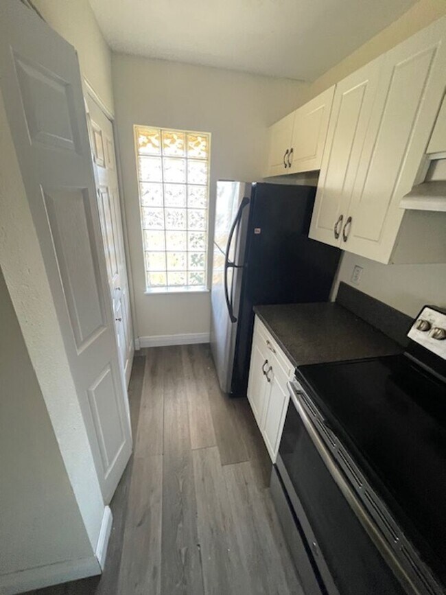 Building Photo - Palm Lakes Condo