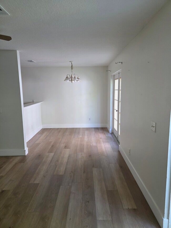 Building Photo - 512 13th Pl