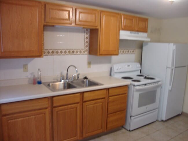 Kitchen - 704 Charlotte Ave