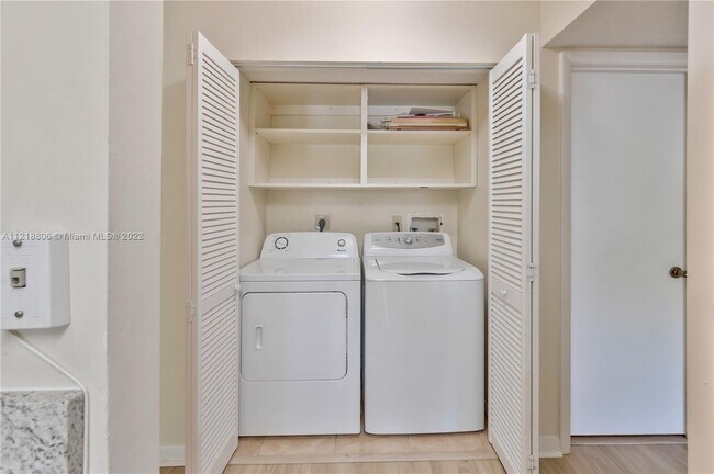 Foto del edificio - 9833 Westview Dr