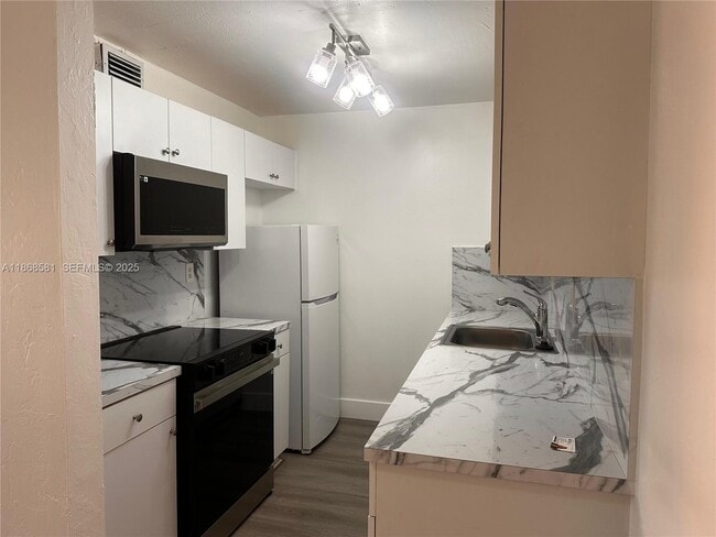 Foto del edificio - 7231 Miami Lakes Dr