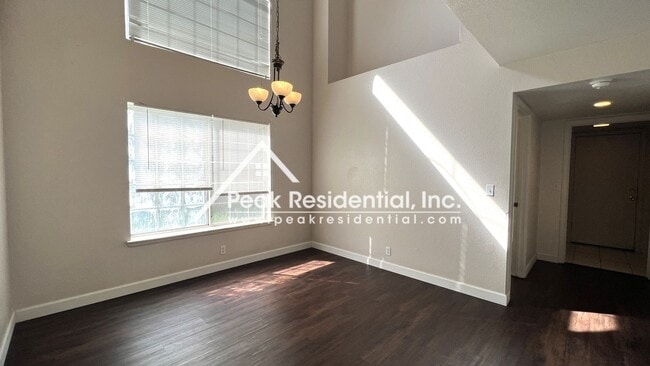 Building Photo - Spacious 4bd/3ba Vintage Park Home with 3 ...