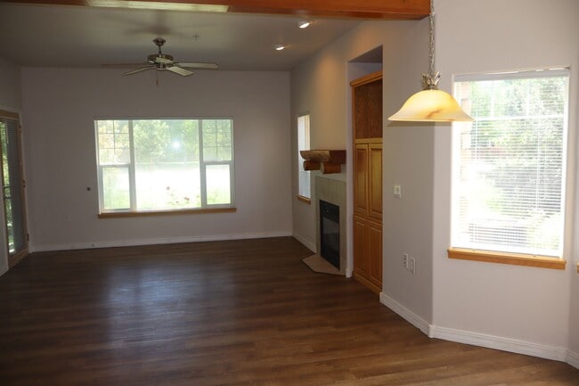 Building Photo - Lovely 2 Bedroom Ground Level Condo
