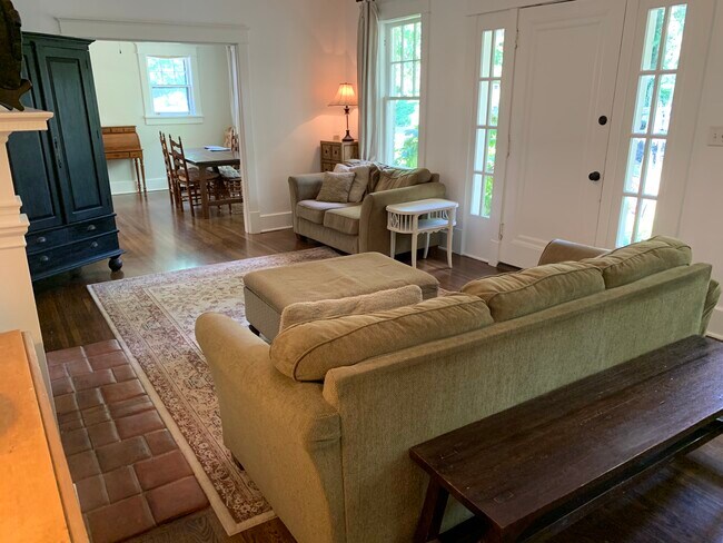 Foto del edificio - 1211 Cedar Ln