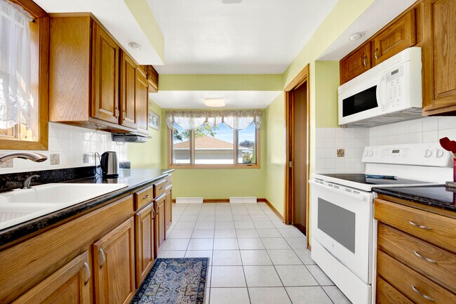 Building Photo - 7434 Lawler Ave