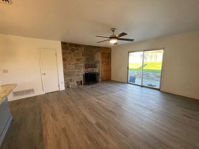 Foto del edificio - Updated Folsom Home Available September 5th