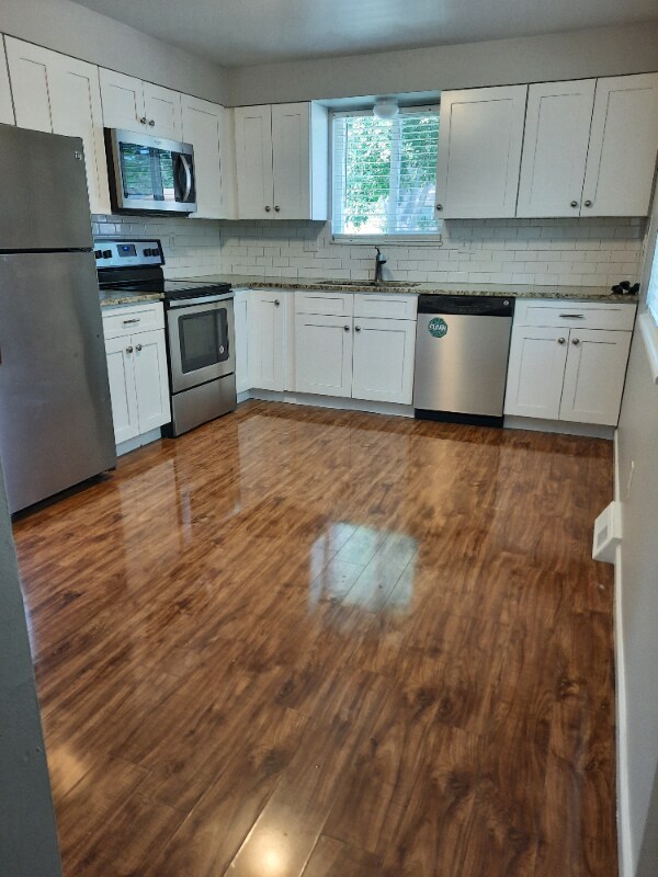 Foto del edificio - 8150-8152 Ames Way