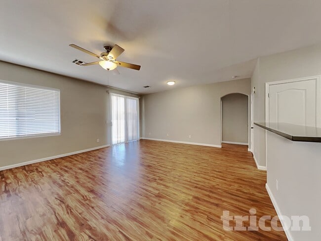 Foto del edificio - 12919 W Soledad St