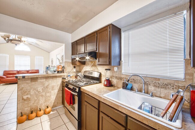 Kitchen - 131 Gray St