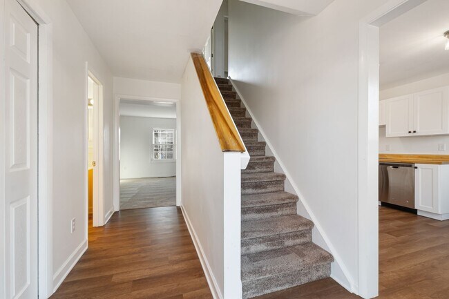 Foto del edificio - 4 bed / 3 1/2 bath.  Reserved Parking. Pet...
