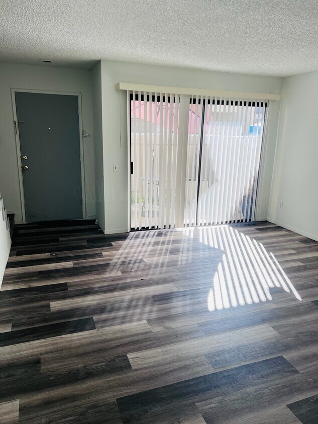 Foto principal - 1213 W Cypress Ave