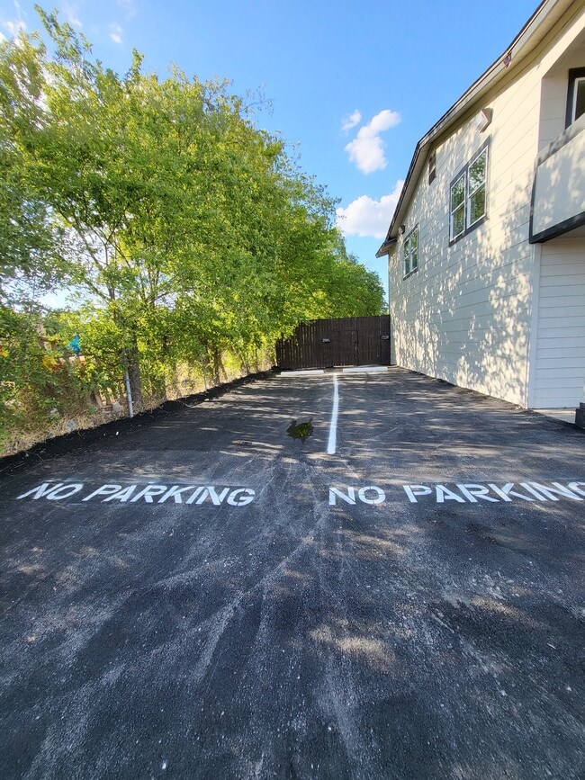 Building Photo - 2417 Castroville Rd