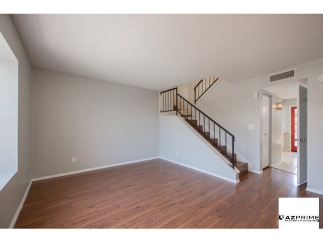 Foto del edificio - A Rare Find in Glendale, This 2/2.5 Townho...