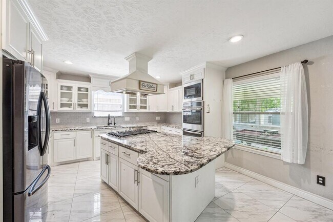 Foto del edificio - 6021 Whispering Lakes Dr