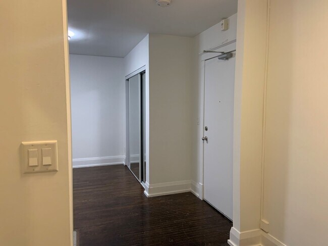 Building Photo - 54 Maitland St