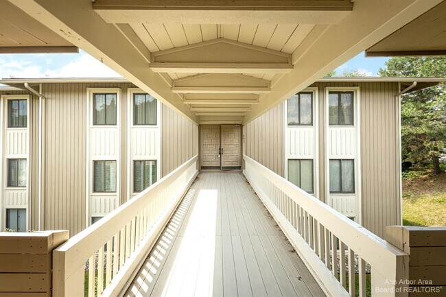 Building Photo - 893 Cliffs Dr