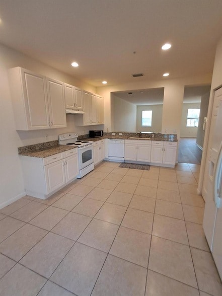 Building Photo - 221 Greenwich Cir