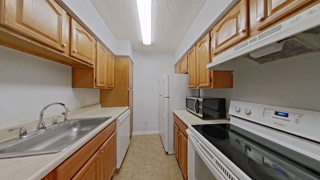 Foto del edificio - Bright Pool-View Condo with Private Balcony & Open Living Spaces